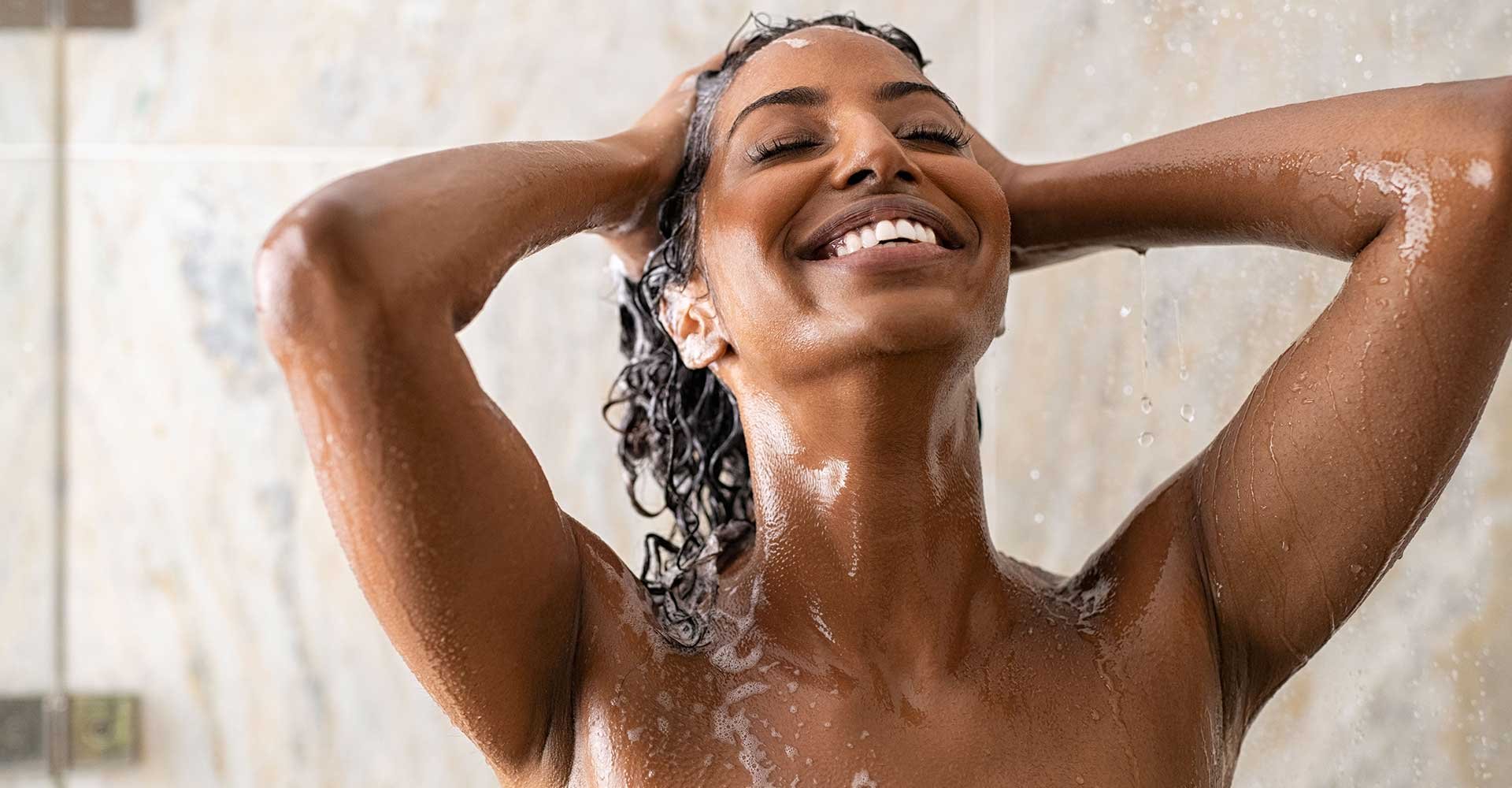 Mulher Negra Tomando Banho E Lavando O Cabelo
